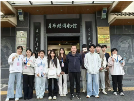 新余市中科职业高级中学师生走进渝州绣坊 体验刺绣技艺